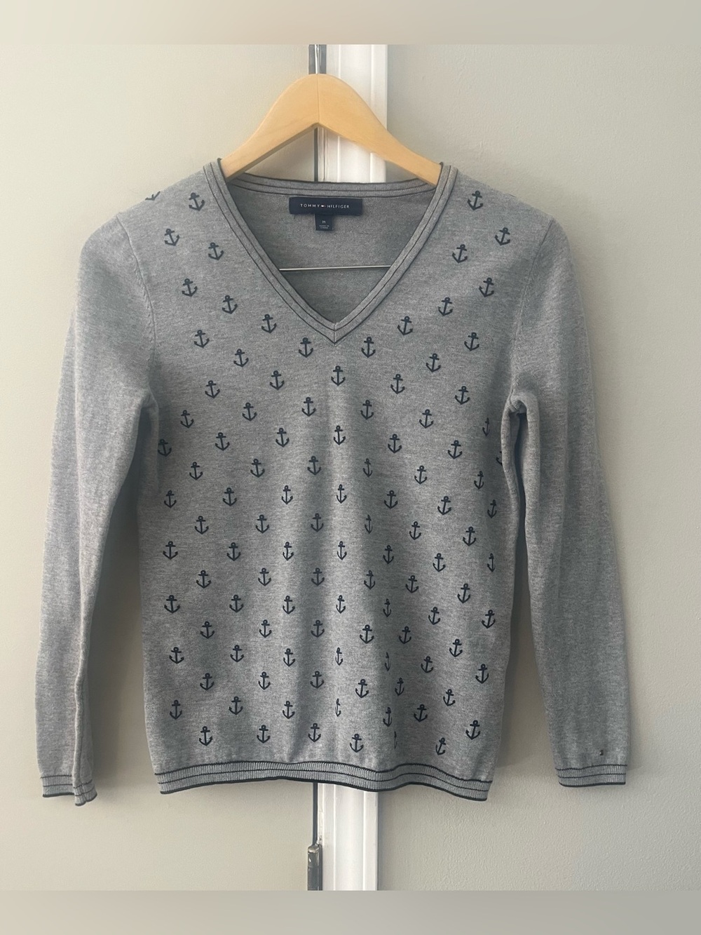 Women’s Tommy Hilfiger Gray V-Neck Anchor Print Sweater, Medium